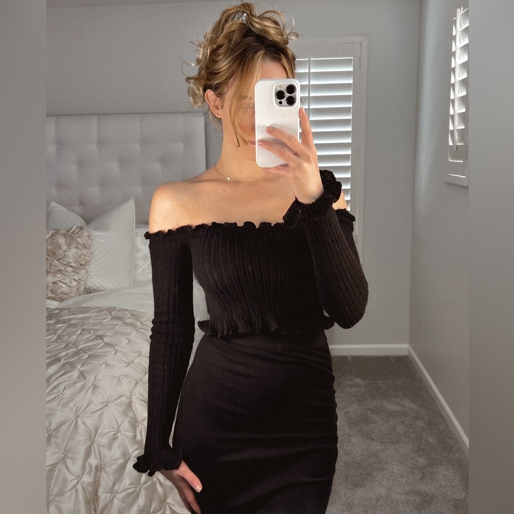 Women’s black long sleeve ruffle crop top